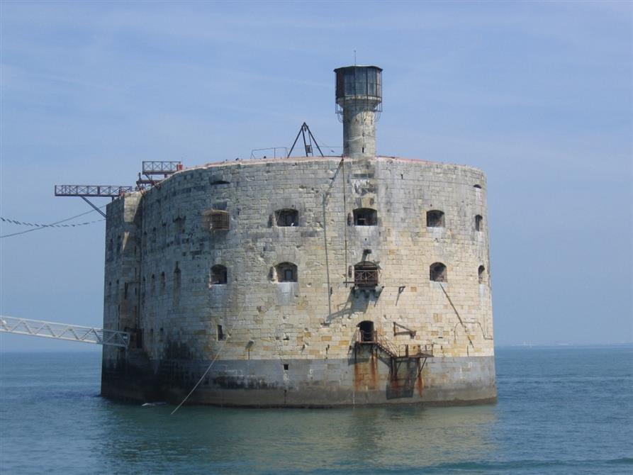 Fort Boyard près du Camping Beausoleil, camping 3 étoiles bord de mer avec piscine, location mobil homes, bungalows et emplacements camping à La Palmyre près de Royan en Charente Maritime